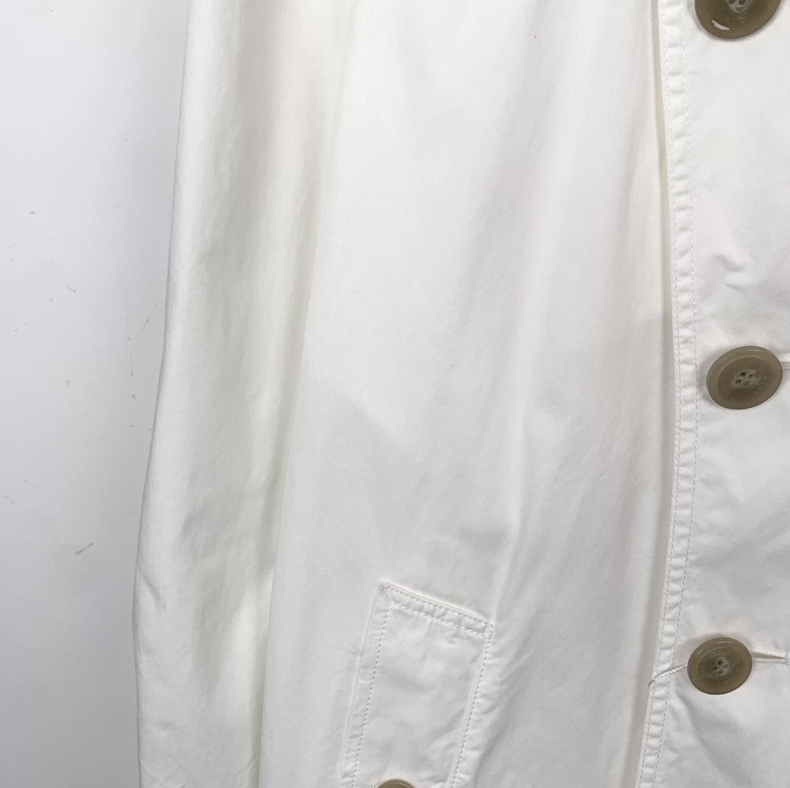 Burberry White Cotton Double-Breasted Trench Coat with Belted Waist and Turn-Down Collar